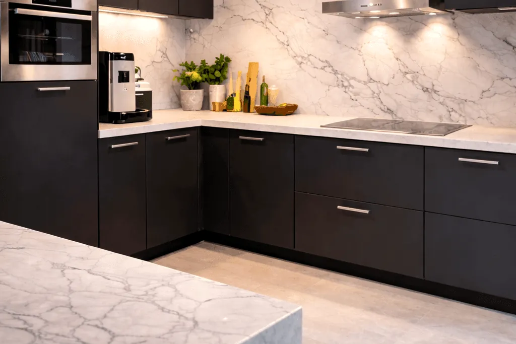 Gewrapte keuken met marmerlook achterwand