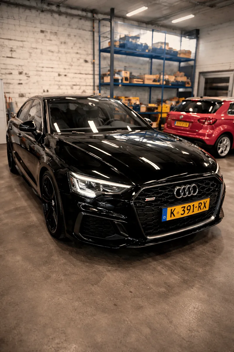 Zwart gewrapte auto